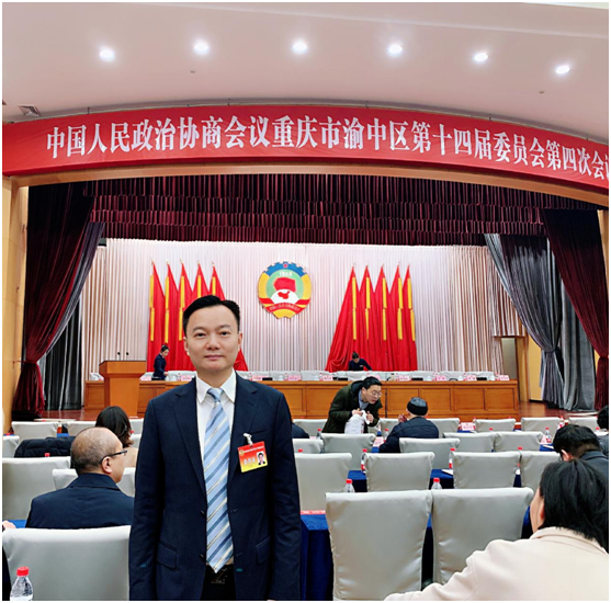 王普:重慶渝中區(qū)政協(xié)常委、民建重慶市委企專委委員、重慶人文科技學(xué)院客座教授、重慶朝天門餐飲控股集團董事長、重慶博茂餐飲集團董事長
