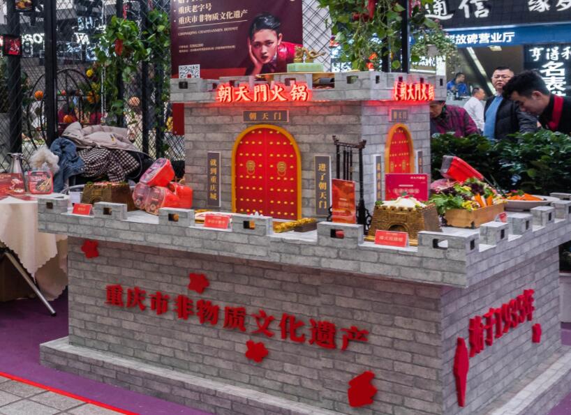 內(nèi)江開火鍋加盟店合適嗎？當(dāng)?shù)厥袌鋈绾危? /> 
</p>
<p>
	1.火鍋店眾多，可行性較高
</p>
<p>
	內(nèi)江雖然有“甜城”之稱，但是當(dāng)?shù)厝巳匀浑x不了麻辣的魂，對火鍋的喜愛是溢于言表的。我們可以看到內(nèi)江的火鍋店數(shù)量并不少，這就說明一個問題，在內(nèi)江開火鍋店的可行性是非常高的。我們可以對比各個火鍋店的品牌特色，通過優(yōu)劣分析，找到更加適合市場的發(fā)展道路。
</p>
<p>
	2.人文景觀多，消費(fèi)需求旺
</p>
<p>
	我們都知道，內(nèi)江是一座文化古城，培育了多位杰出的歷史名人，孔子之師萇弘和國畫大師張大千都是其中之一。當(dāng)?shù)氐娜宋摹⒆匀痪坝^非常多，深厚的文化氛圍吸引了眾多的旅客，由此，助長了當(dāng)?shù)氐南M(fèi)需求，不管什么地方來的游客，只要到了內(nèi)江，肯定都是要吃一吃火鍋的。外來消費(fèi)需求不斷上漲，再加上內(nèi)部本地人對美食的不盡喜愛和執(zhí)著追求，都為在內(nèi)江開火鍋加盟店提供了良好的發(fā)展契機(jī)。
</p>
<p>
	3.品牌雜亂，選擇需謹(jǐn)慎
</p>
<p>
	雖然從以上兩點(diǎn)我們都可以看出，內(nèi)江的火鍋加盟市場非常旺盛，但是并非所有人都能一舉成功，目前的火鍋行業(yè)是火爆與危機(jī)并存的，發(fā)展形勢好，但也面臨著市場混亂，品牌多而雜，市場約束不足等問題，因而，作為投資人我們就得保持應(yīng)有的理性和判斷力，選擇品牌時要盡可能地選擇那些有一定市場知名度和威望的火鍋品牌。
</p>
<p>
	綜上所述，內(nèi)江是一個吃火鍋氛圍濃烈的城市，當(dāng)?shù)夭粌H市場好，需求也旺，但是你也應(yīng)該明了的一點(diǎn)是，有開店想法的并不止你一人，大家都在爭分奪秒地?fù)寠Z資源，因此，為了避免好品牌、好門面被他人搶占，建議盡早行動。以上就是我們的相關(guān)回答了，如有其它疑問，可給我們留言。
</p>                        </div>
                    </div>
                </div>
                <div   id=